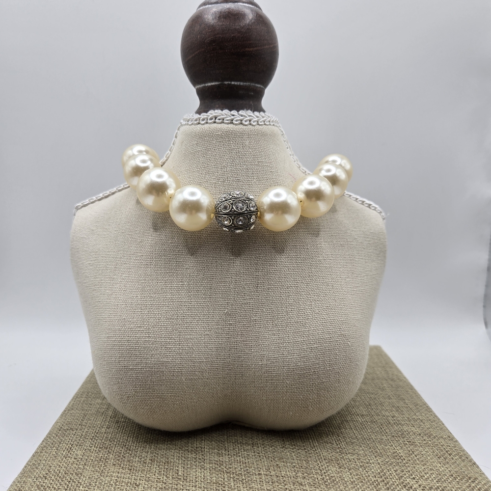 Luxurious Cream Pearl Necklace with Silver Accent